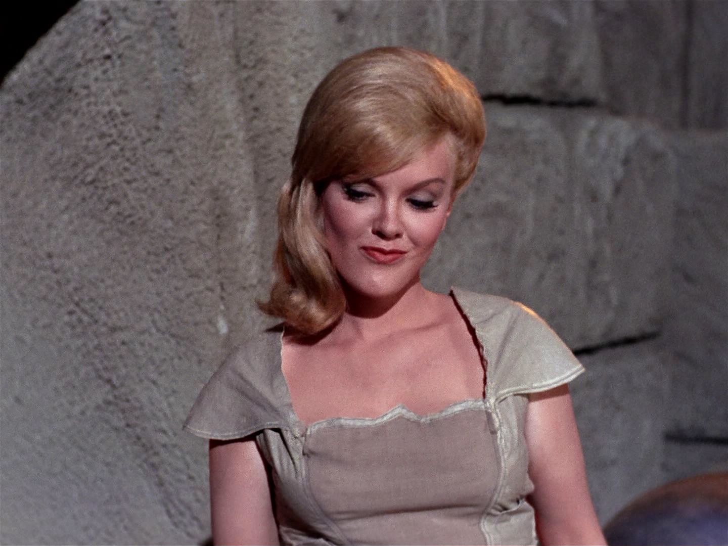 ariane179254_StarTrek_1x01_TheManTrap_0203.jpg