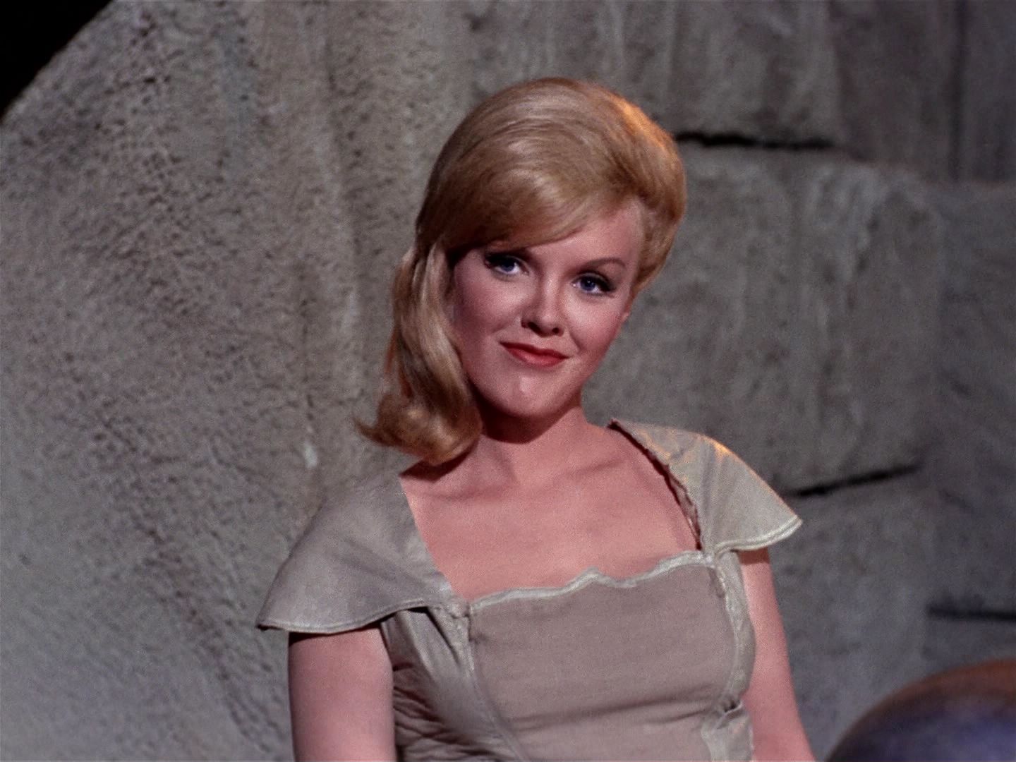 ariane179254_StarTrek_1x01_TheManTrap_0204.jpg