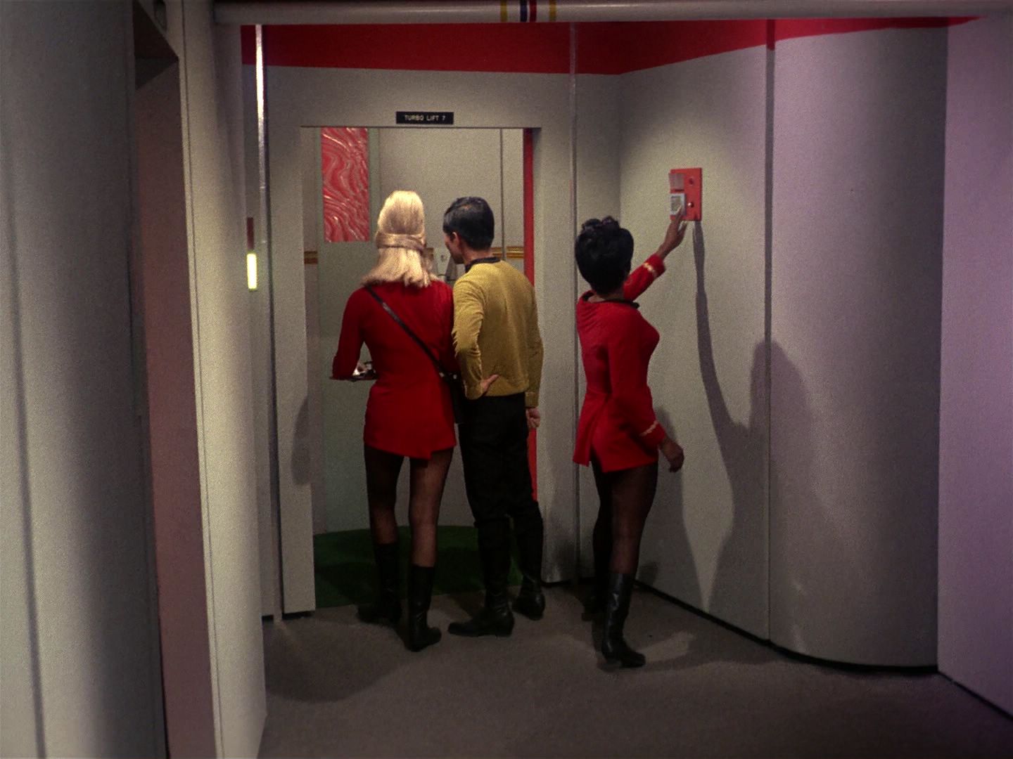 ariane179254_StarTrek_1x01_TheManTrap_1448.jpg