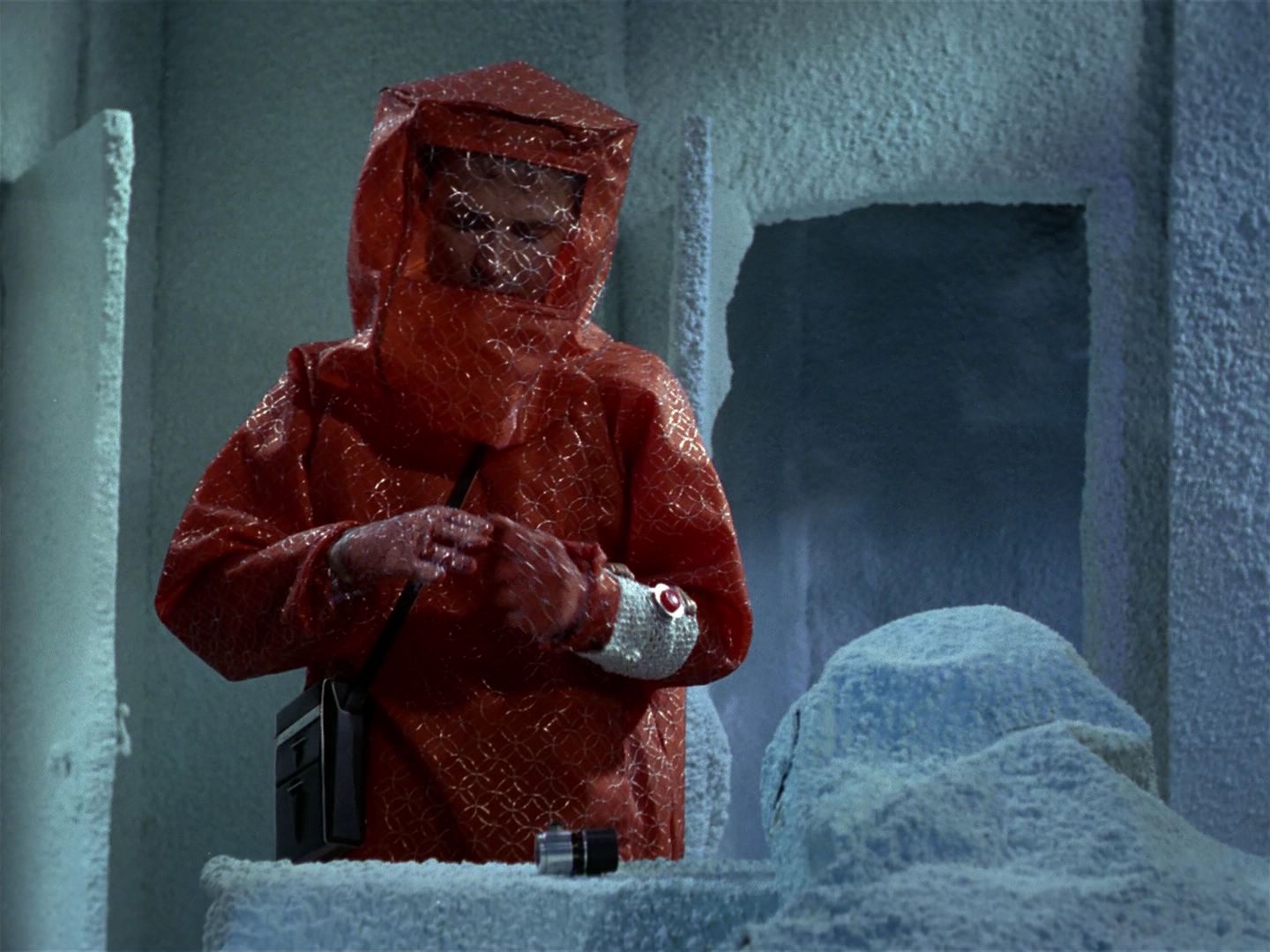 ariane179254_StarTrek_1x04_TheNakedTime_0103.jpg