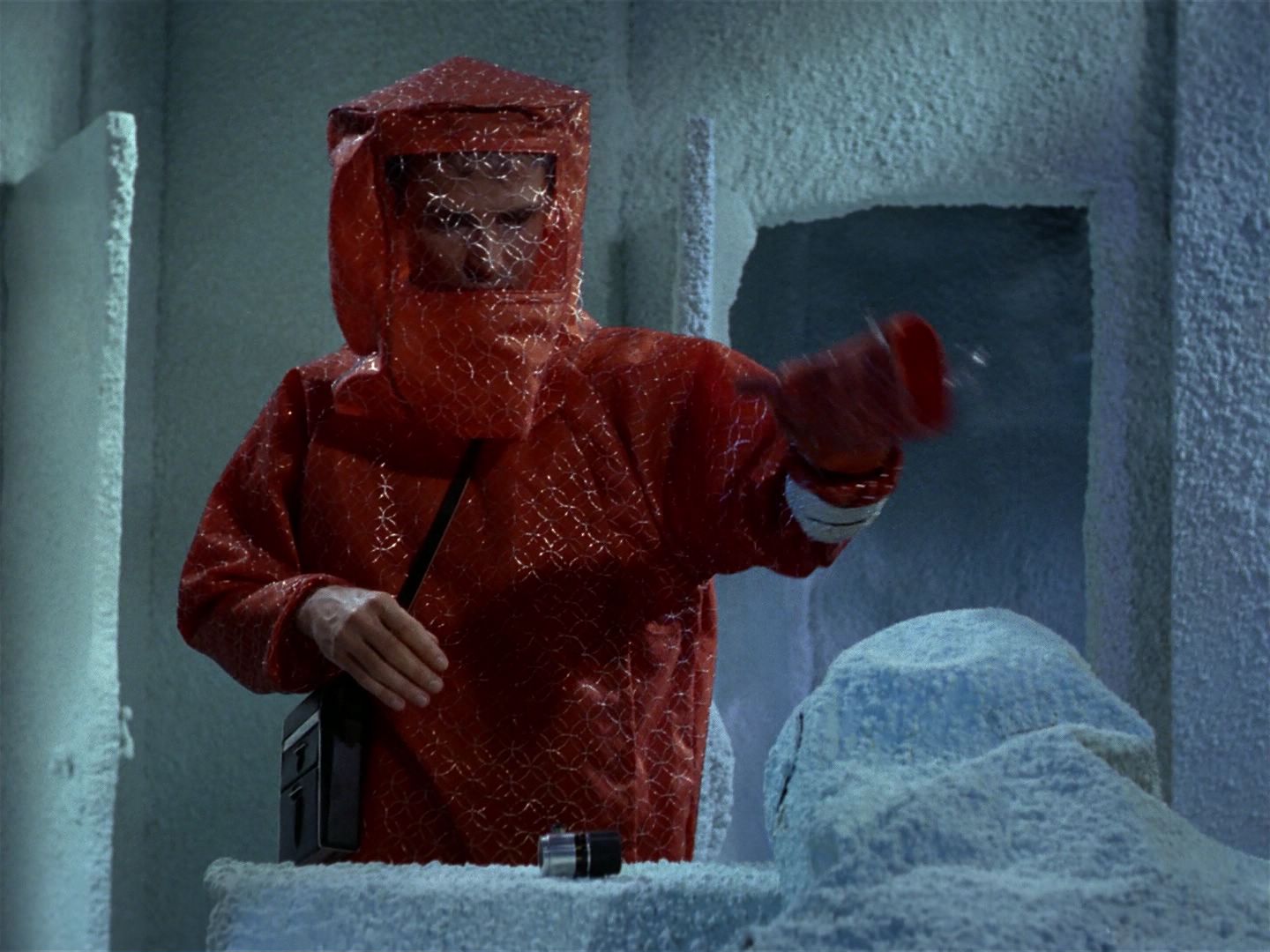 ariane179254_StarTrek_1x04_TheNakedTime_0105.jpg