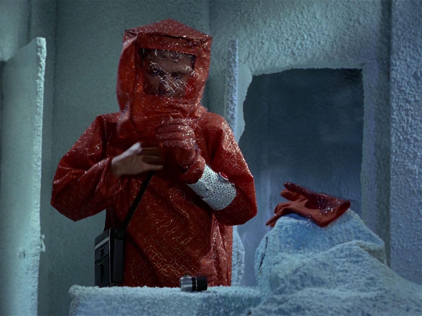 ariane179254_StarTrek_1x04_TheNakedTime_0106.jpg