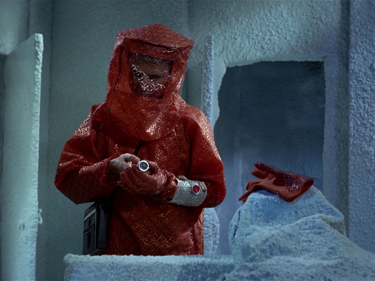 ariane179254_StarTrek_1x04_TheNakedTime_0111.jpg