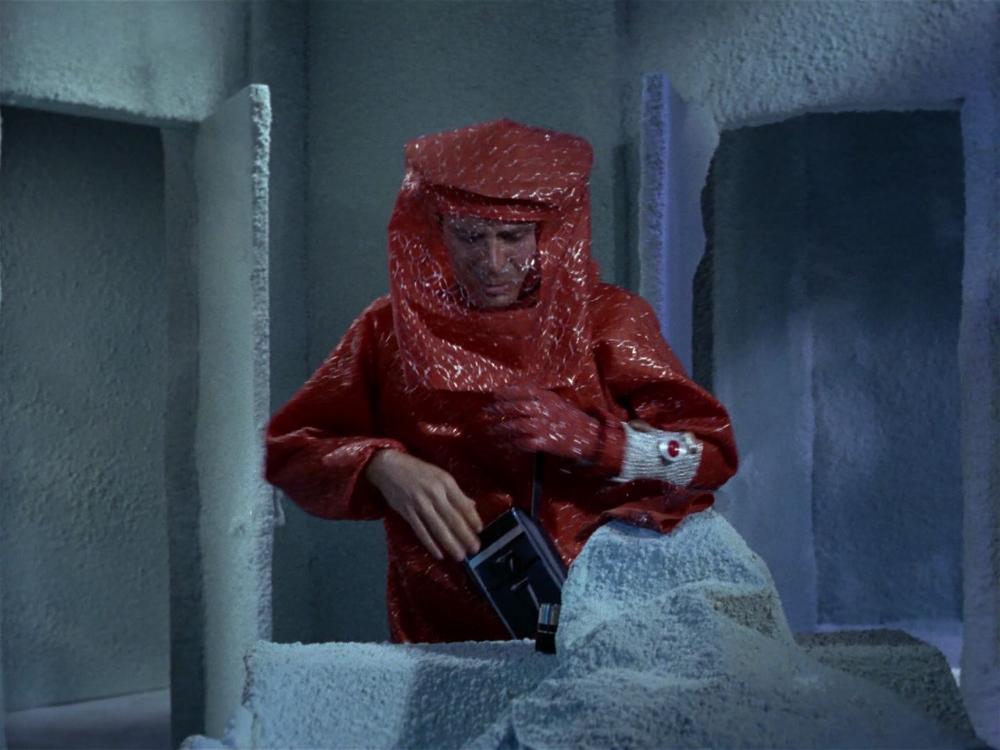 ariane179254_StarTrek_1x04_TheNakedTime_0121.jpg