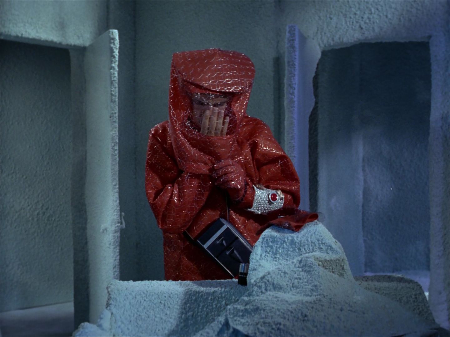 ariane179254_StarTrek_1x04_TheNakedTime_0122.jpg