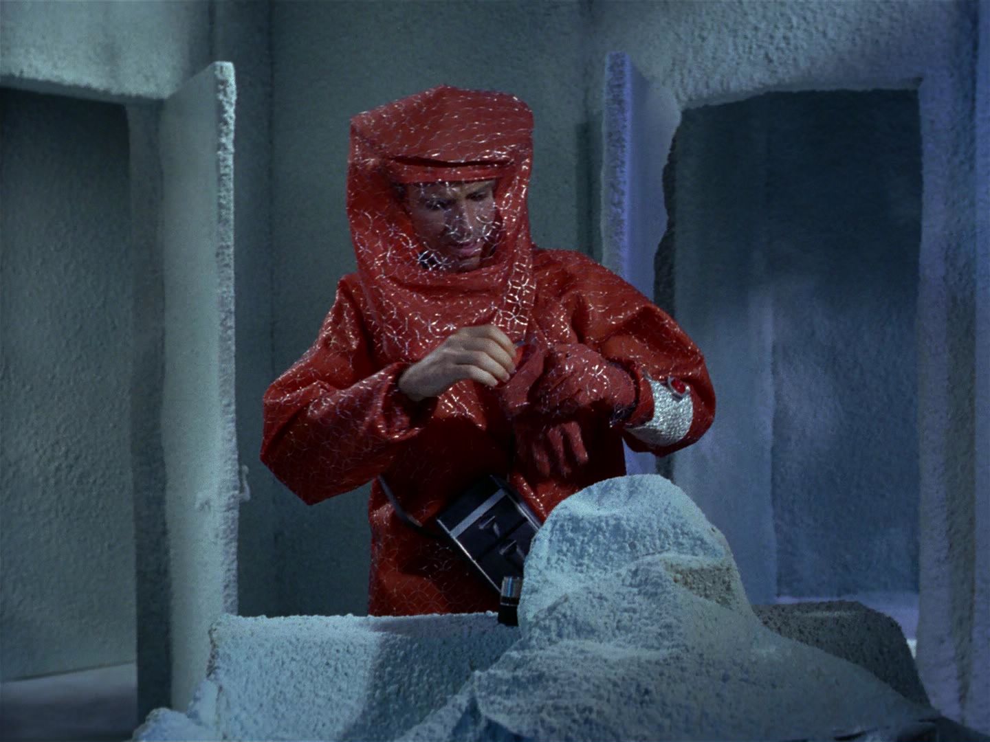 ariane179254_StarTrek_1x04_TheNakedTime_0125.jpg