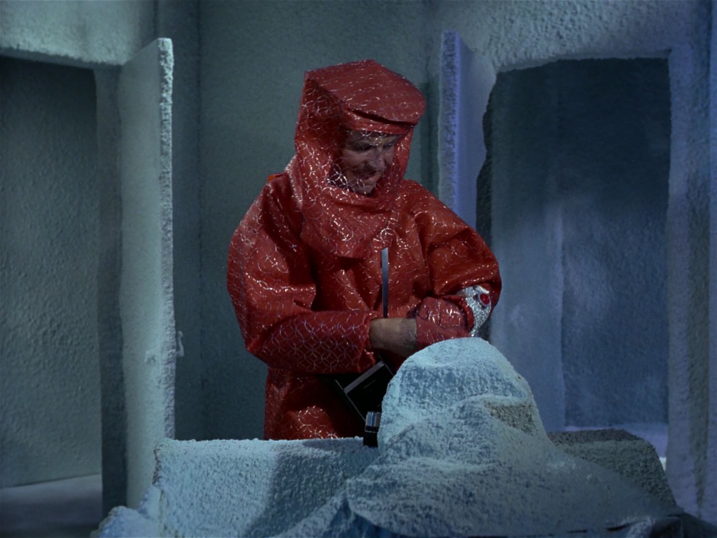 ariane179254_StarTrek_1x04_TheNakedTime_0128.jpg