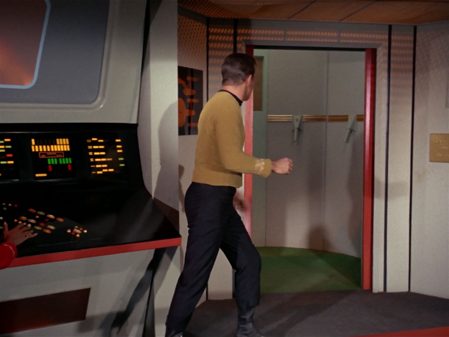 ariane179254_StarTrek_1x04_TheNakedTime_1323.jpg