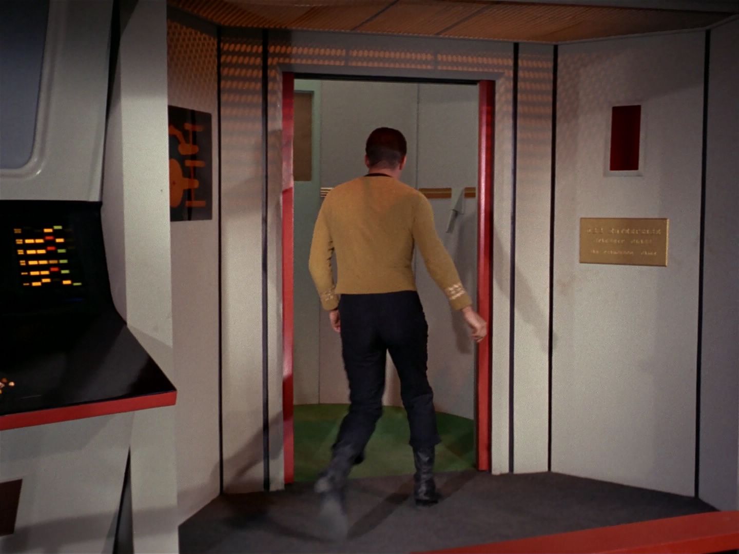 ariane179254_StarTrek_1x04_TheNakedTime_1324.jpg