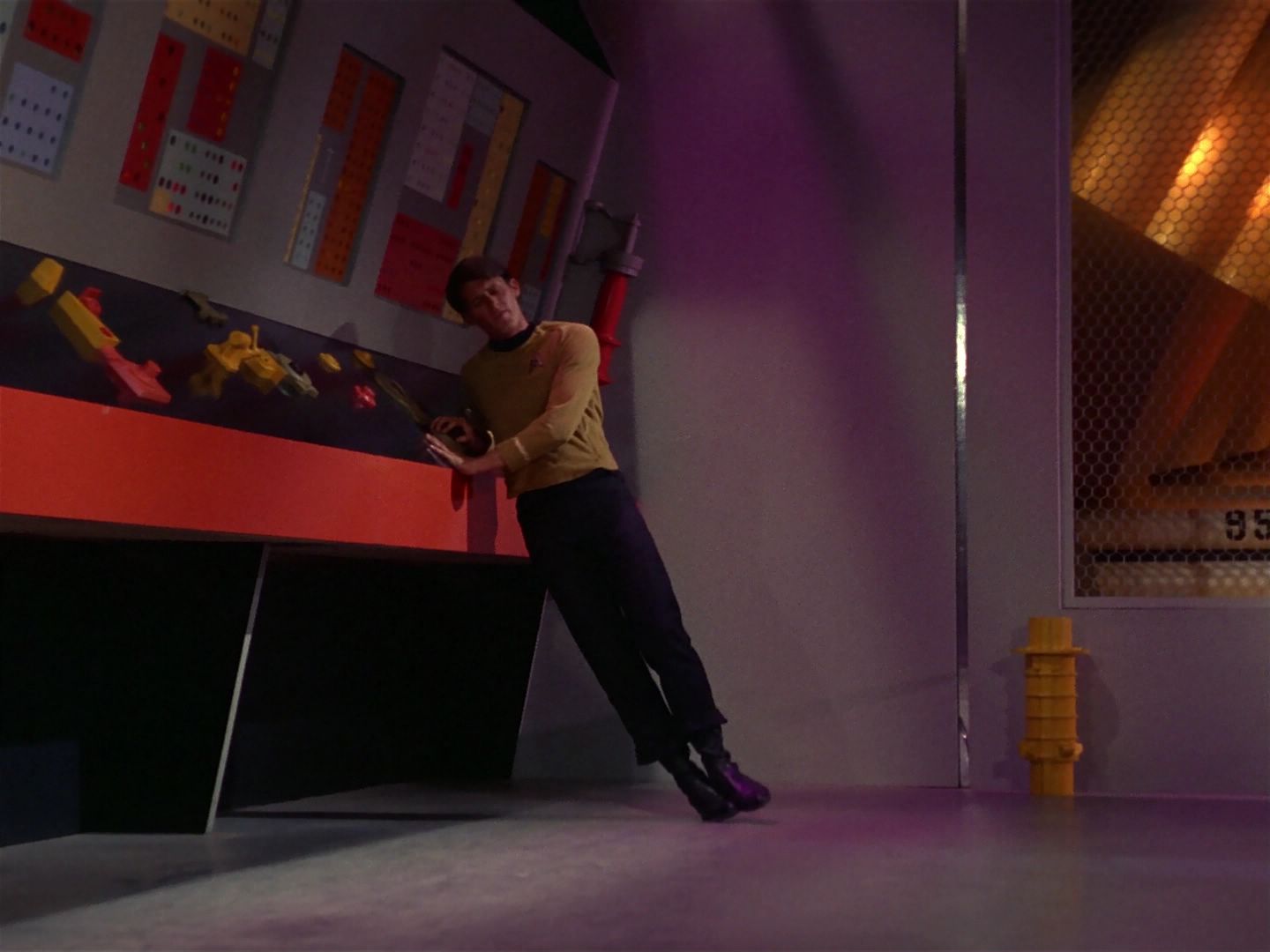 ariane179254_StarTrek_1x04_TheNakedTime_1384.jpg