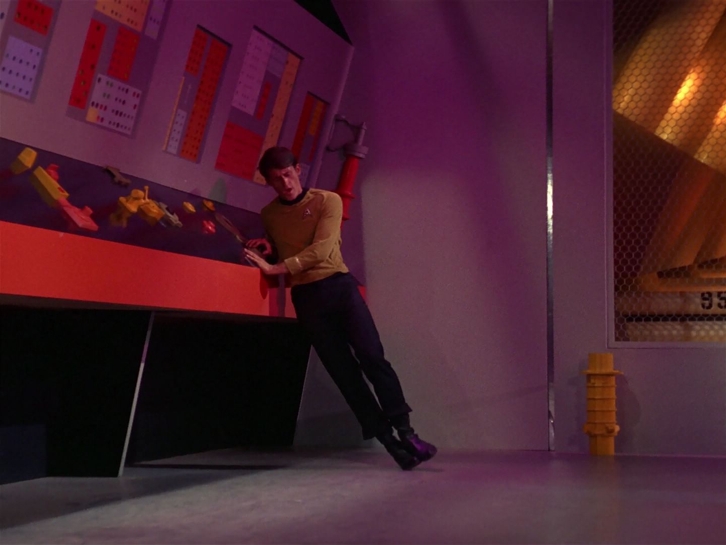 ariane179254_StarTrek_1x04_TheNakedTime_1385.jpg