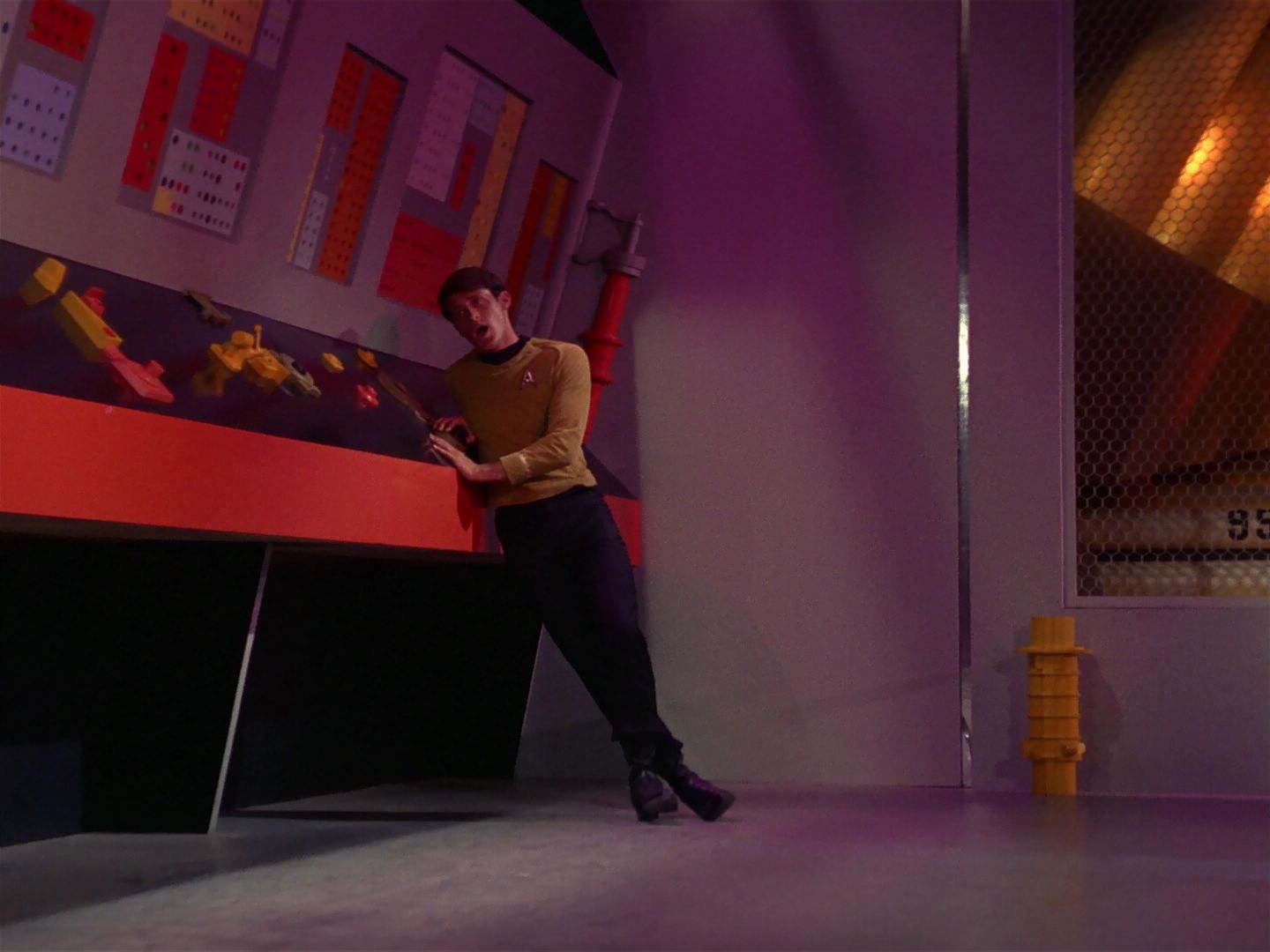 ariane179254_StarTrek_1x04_TheNakedTime_1387.jpg