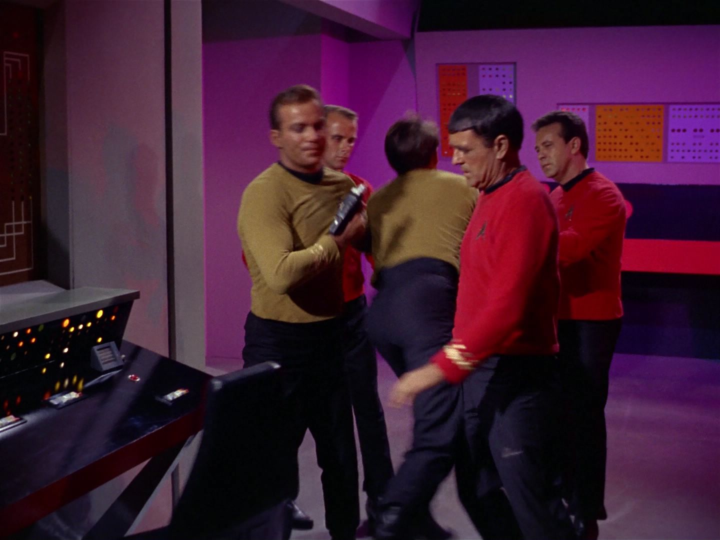 ariane179254_StarTrek_1x04_TheNakedTime_2043.jpg