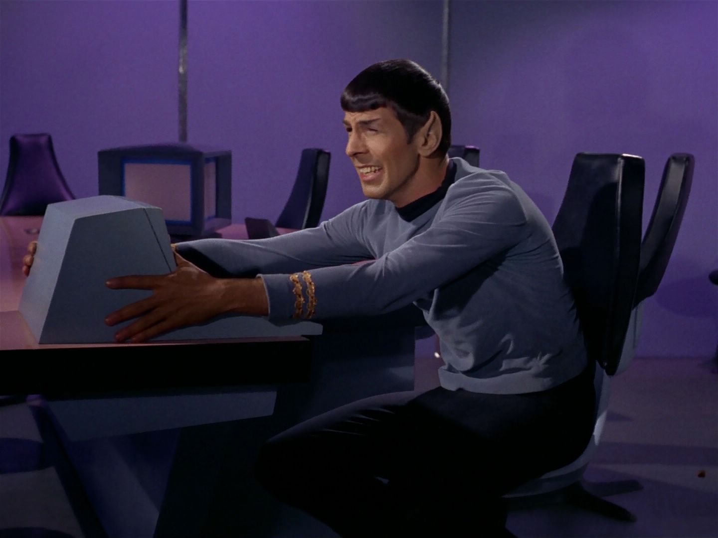 ariane179254_StarTrek_1x04_TheNakedTime_2118.jpg