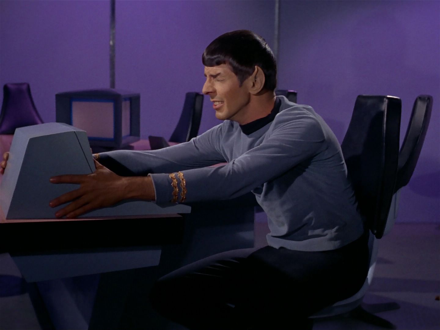 ariane179254_StarTrek_1x04_TheNakedTime_2120.jpg