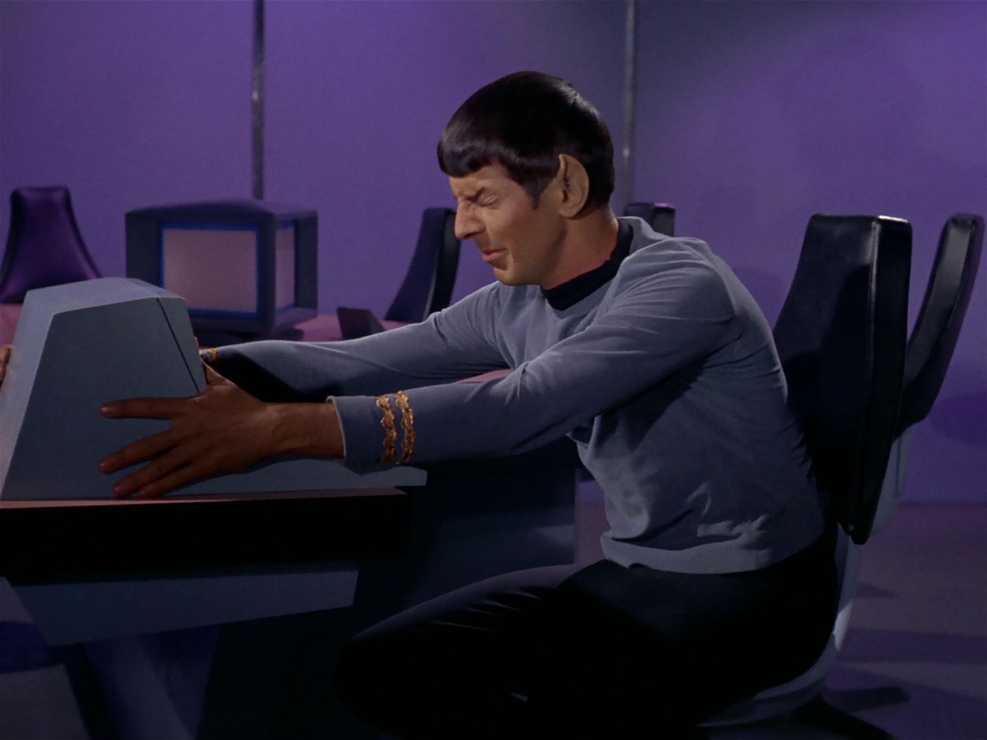 ariane179254_StarTrek_1x04_TheNakedTime_2121.jpg