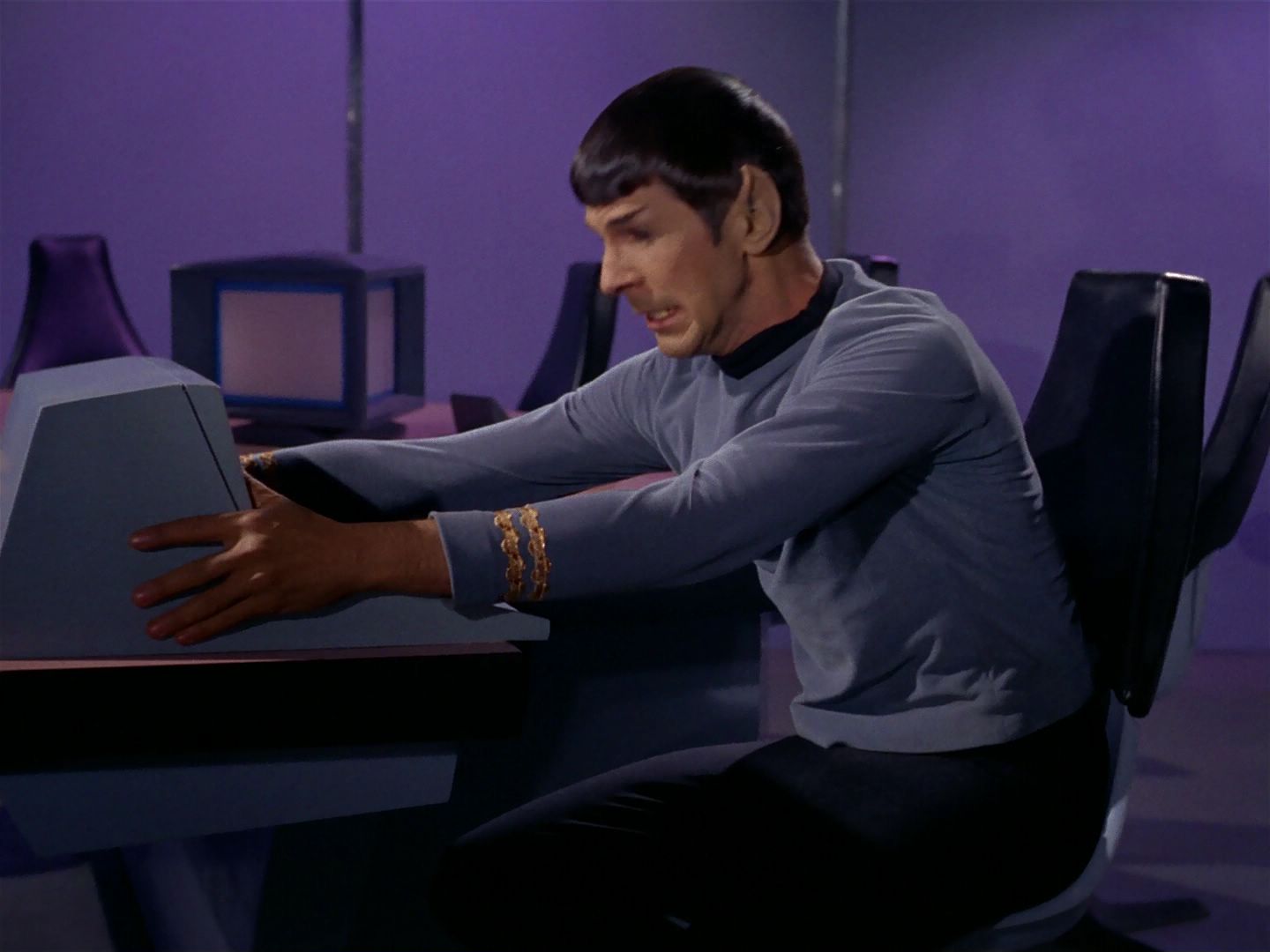 ariane179254_StarTrek_1x04_TheNakedTime_2123.jpg