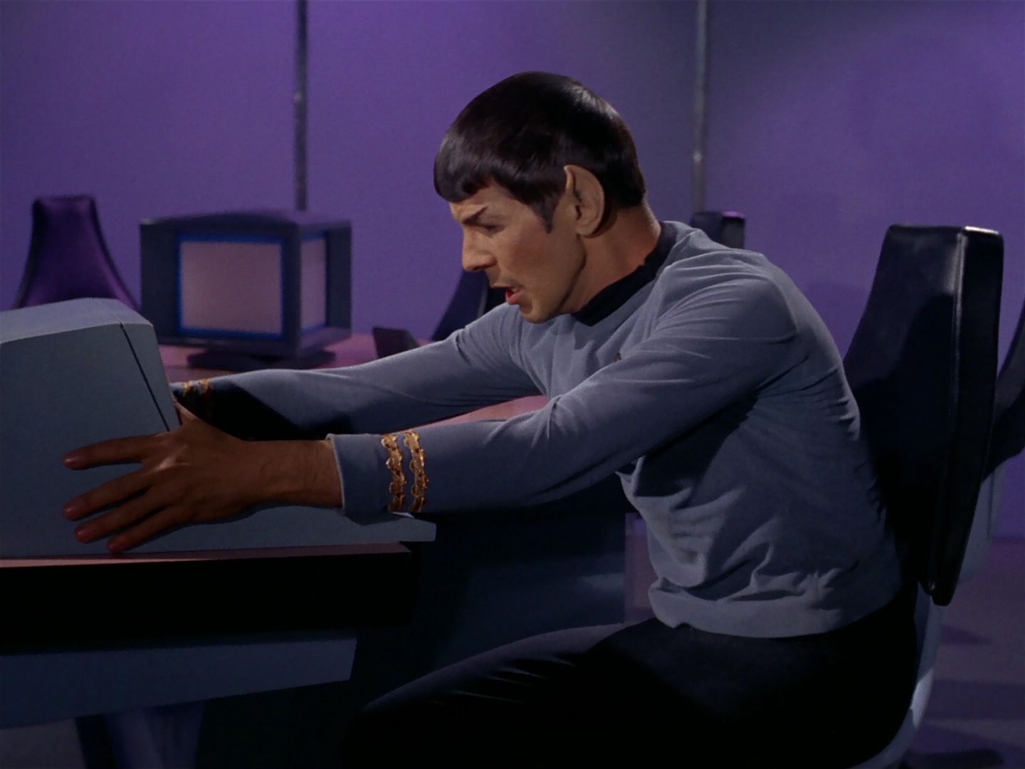 ariane179254_StarTrek_1x04_TheNakedTime_2125.jpg