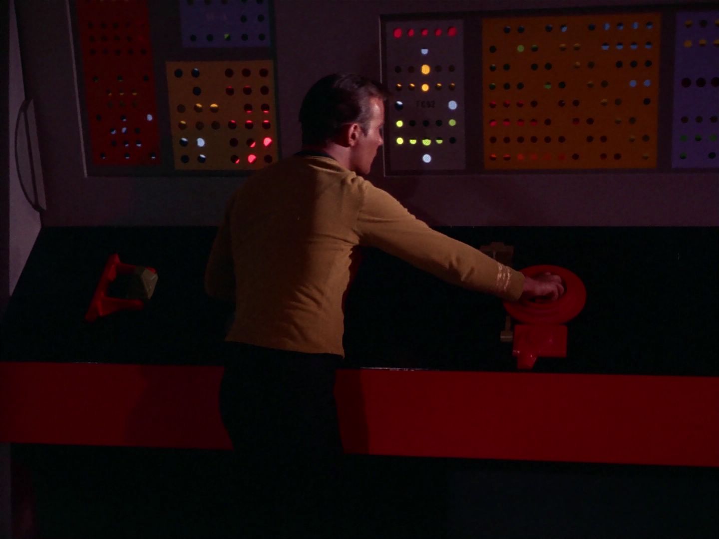 ariane179254_StarTrek_1x04_TheNakedTime_2158.jpg