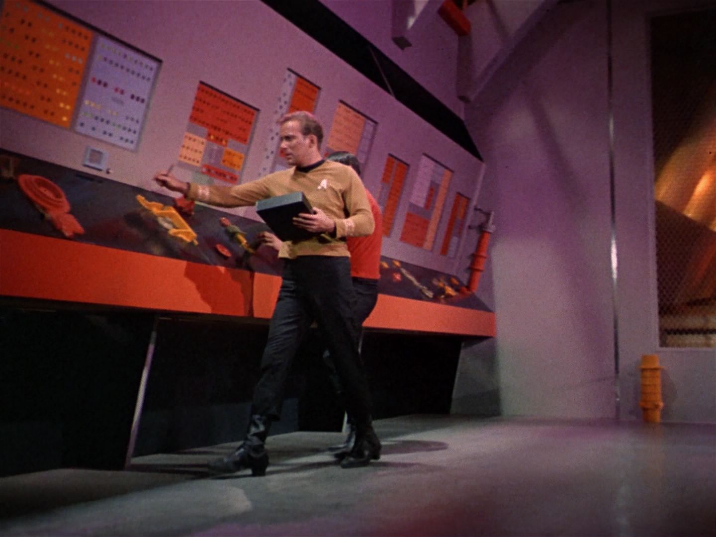 ariane179254_StarTrek_1x04_TheNakedTime_2225.jpg