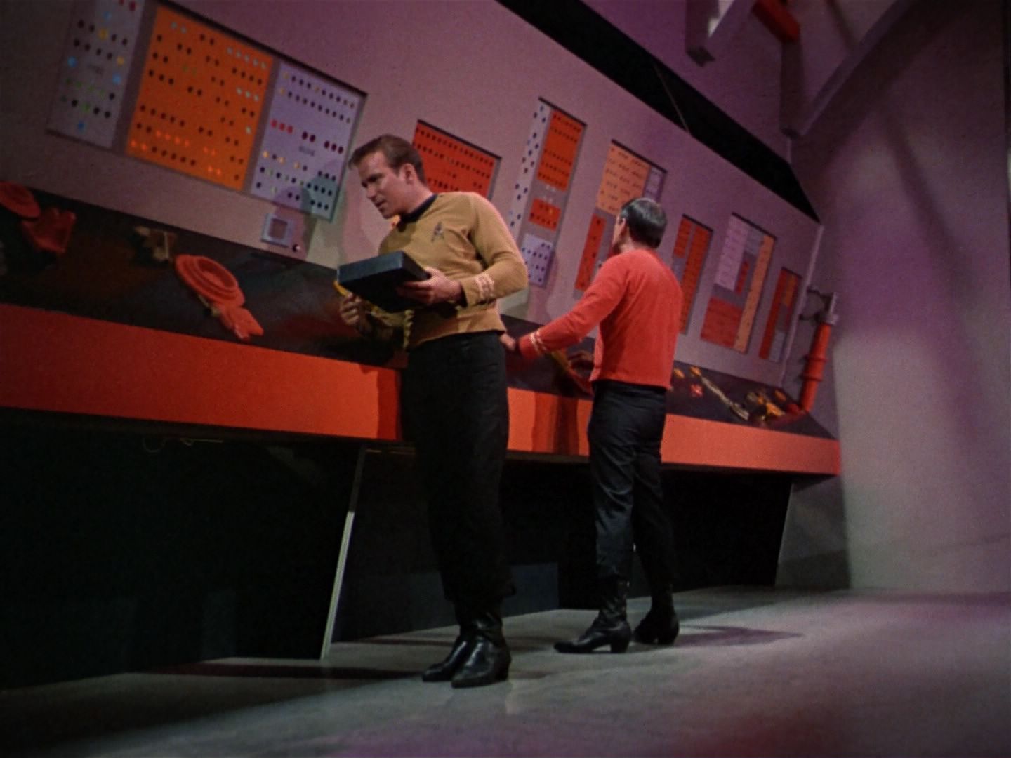 ariane179254_StarTrek_1x04_TheNakedTime_2228.jpg