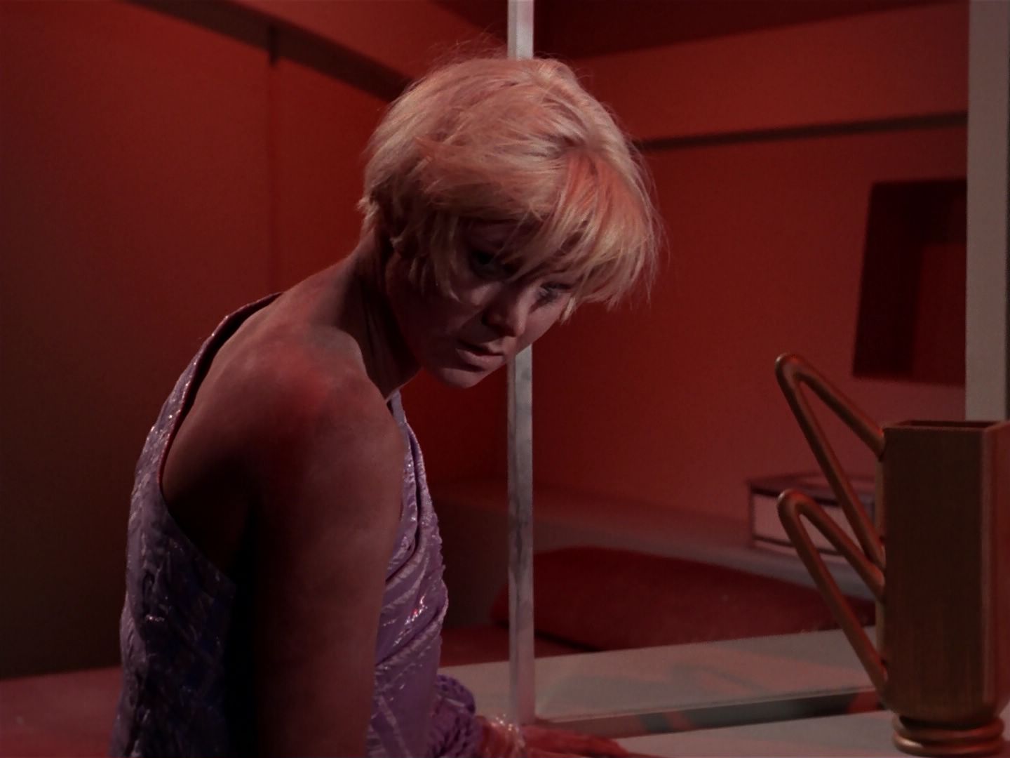 ariane179254_StarTrek_1x06_MuddsWomen_2087.jpg