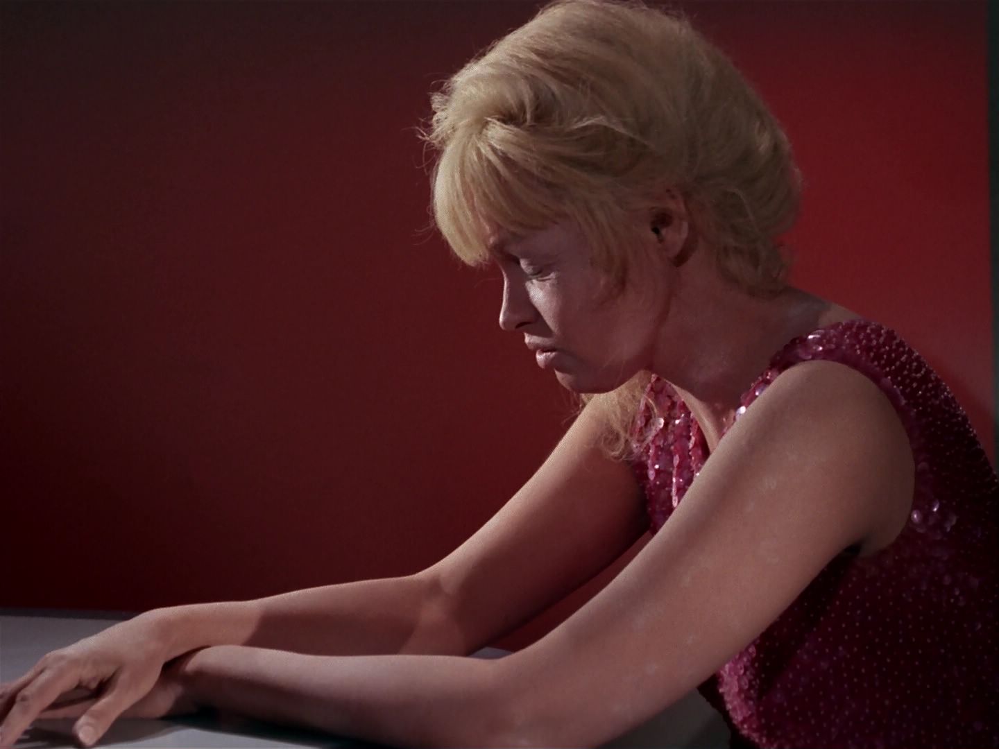 ariane179254_StarTrek_1x06_MuddsWomen_2098.jpg