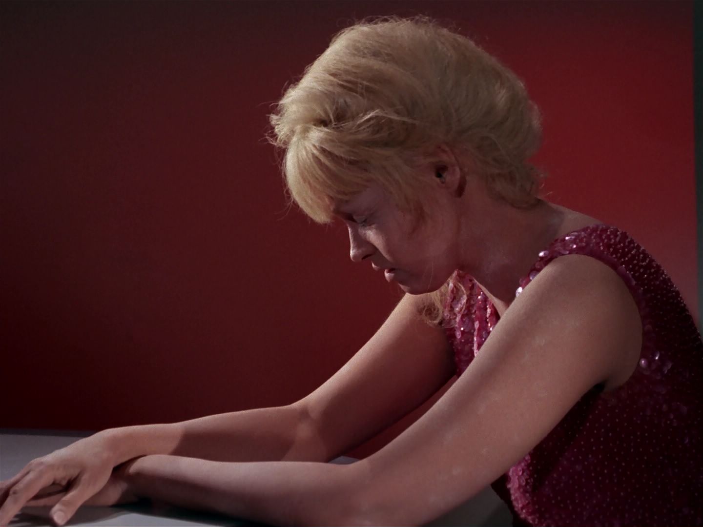 ariane179254_StarTrek_1x06_MuddsWomen_2100.jpg