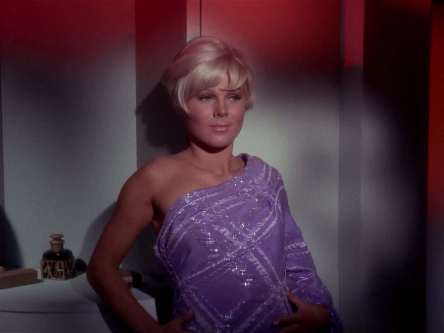 ariane179254_StarTrek_1x06_MuddsWomen_2229.jpg
