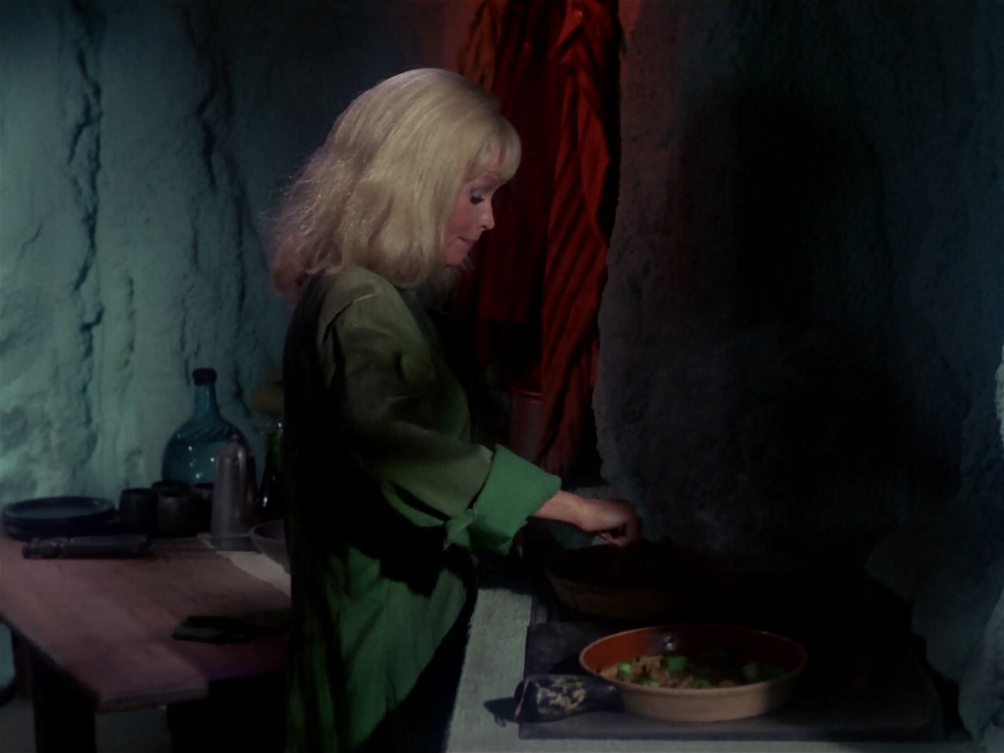 ariane179254_StarTrek_1x06_MuddsWomen_2911.jpg