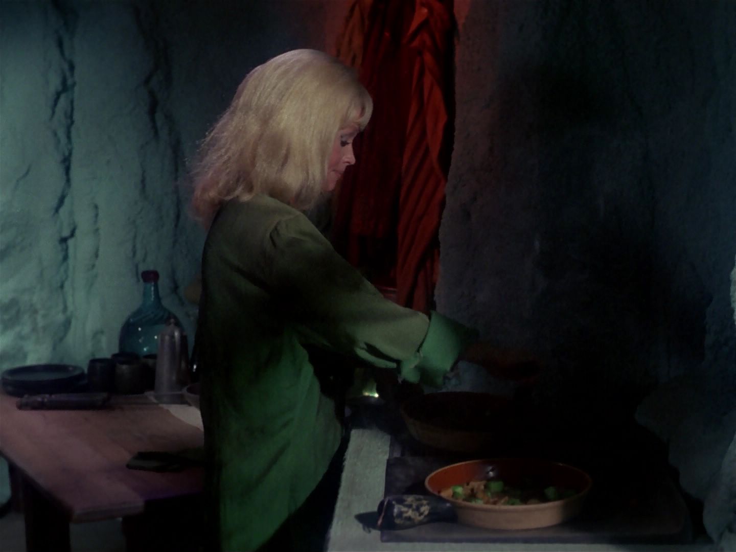 ariane179254_StarTrek_1x06_MuddsWomen_2926.jpg