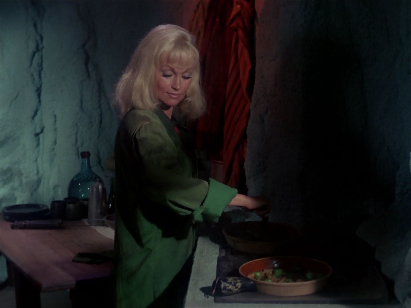 ariane179254_StarTrek_1x06_MuddsWomen_2943.jpg