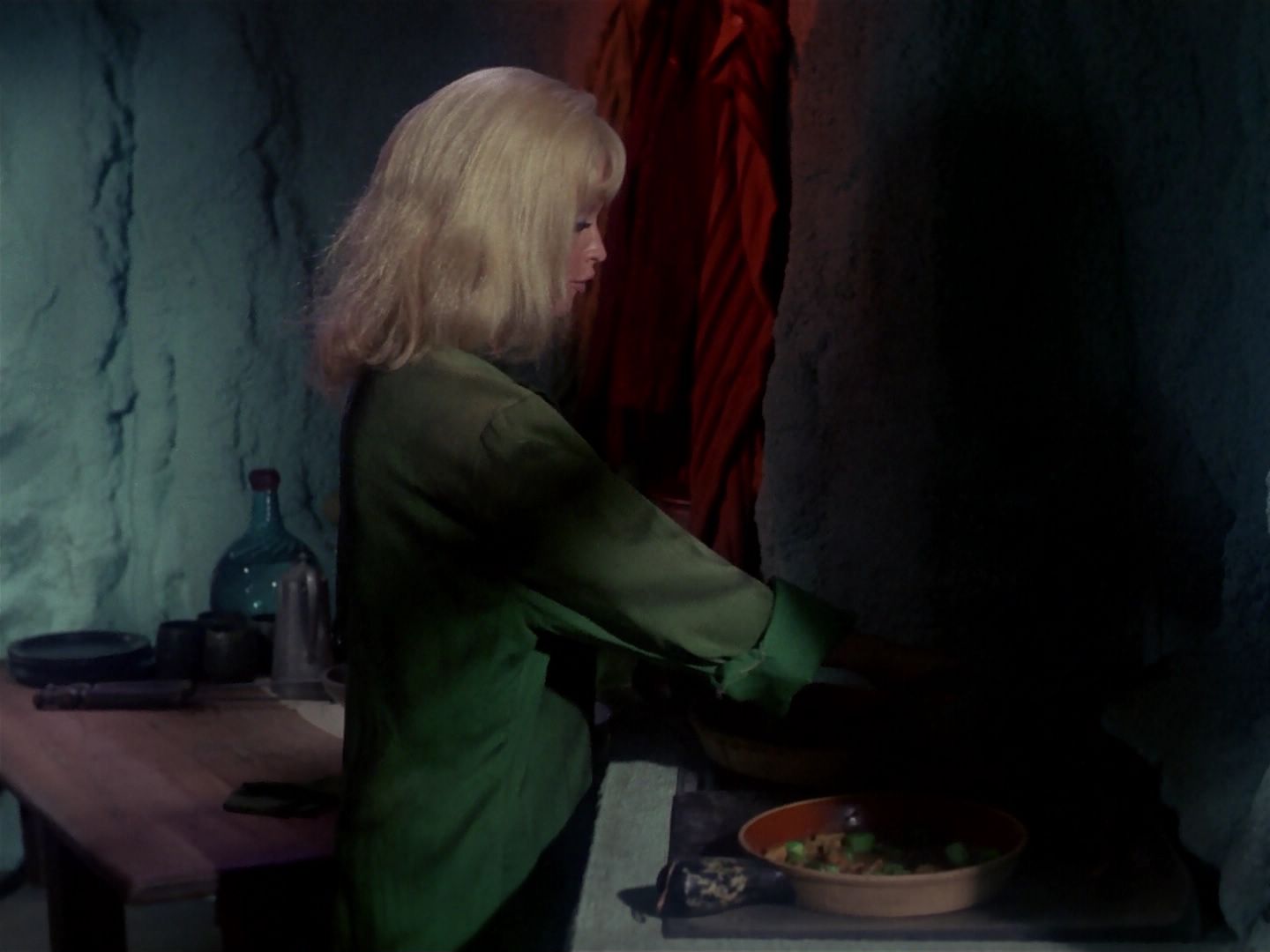 ariane179254_StarTrek_1x06_MuddsWomen_2947.jpg