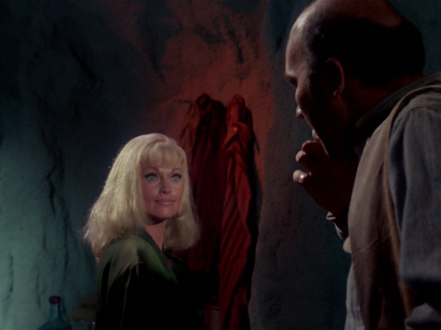 ariane179254_StarTrek_1x06_MuddsWomen_2959.jpg