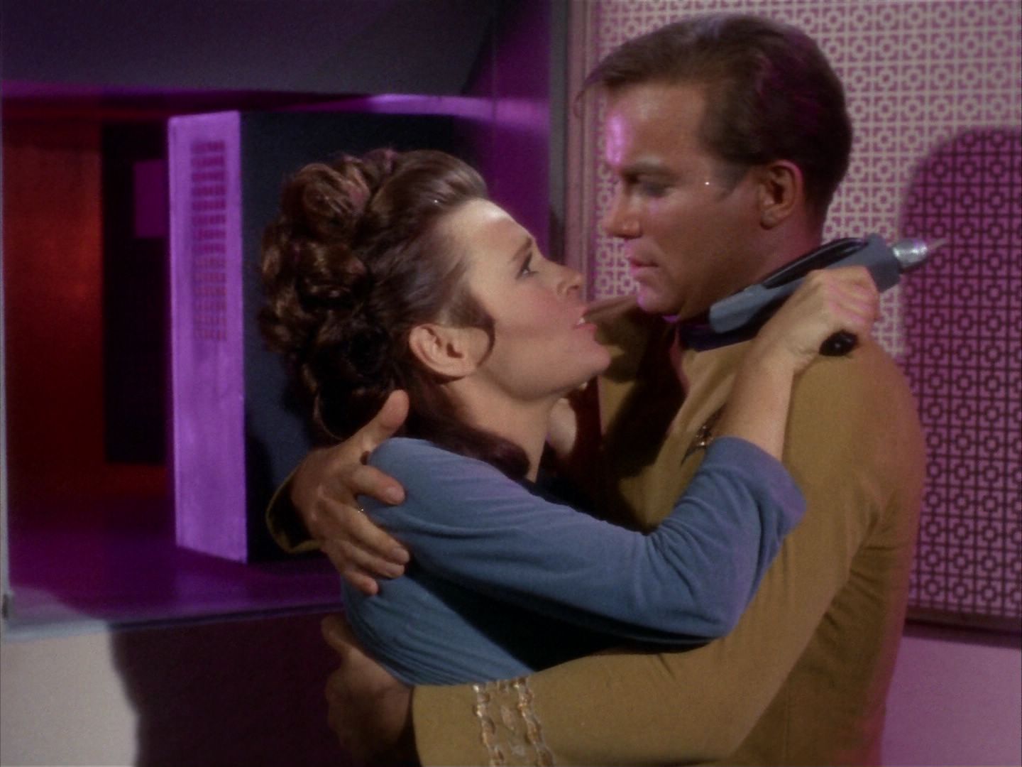 ariane179254_StarTrek_1x09_DaggerOfTheMind_3369.jpg