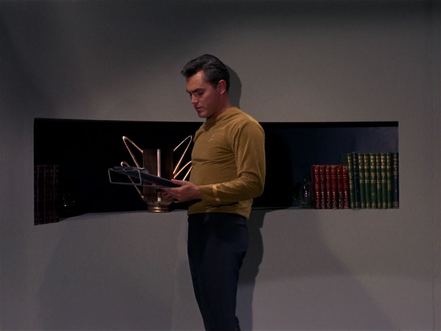 ariane179254_StarTrek_1x11_TheMenageriePart1_2275.jpg