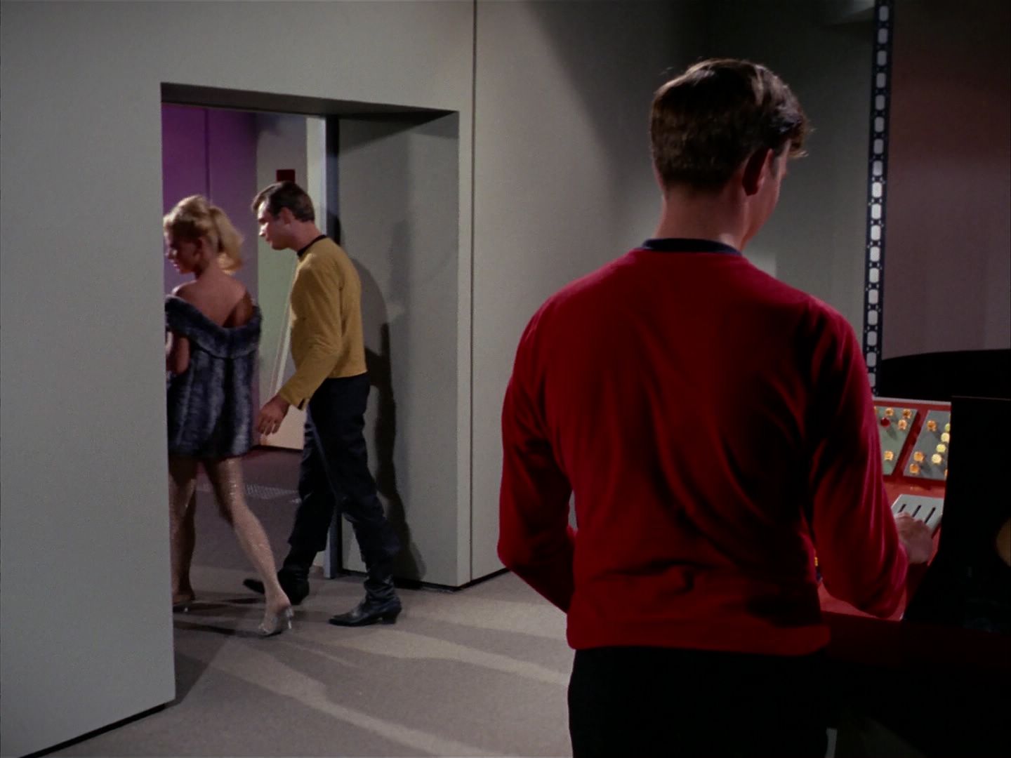 ariane179254_StarTrek_1x13_TheConscienceOfTheKing_0876.jpg