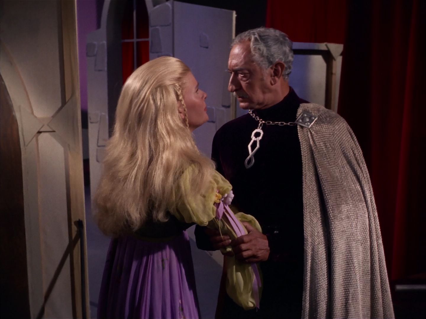 ariane179254_StarTrek_1x13_TheConscienceOfTheKing_3052.jpg