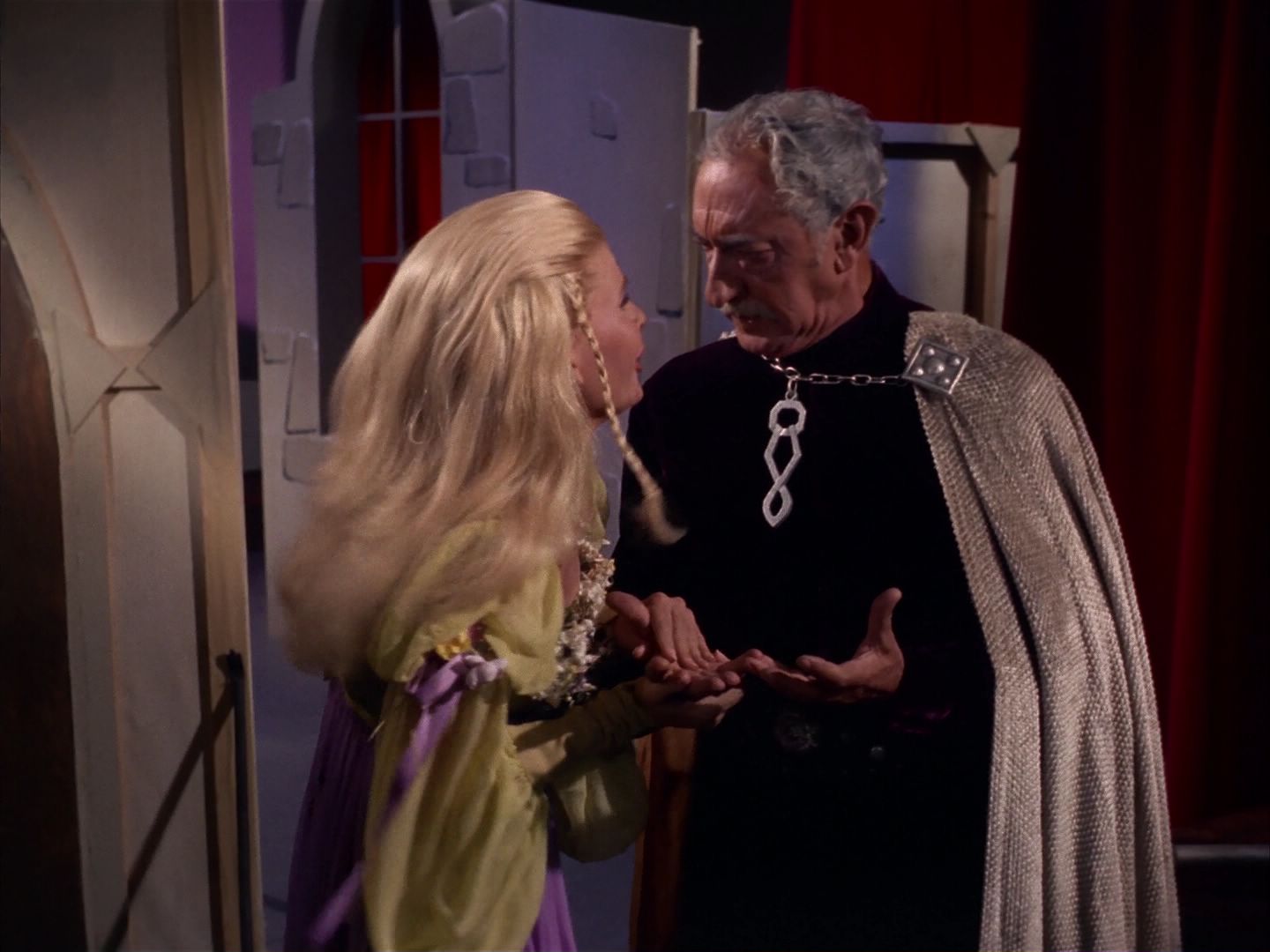 ariane179254_StarTrek_1x13_TheConscienceOfTheKing_3061.jpg