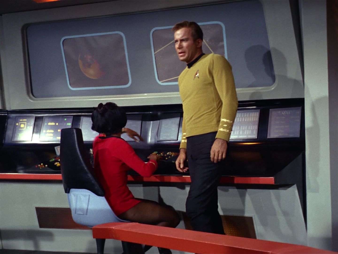 ariane179254_StarTrek_1x19_TomorrowIsYesterday_0240.jpg