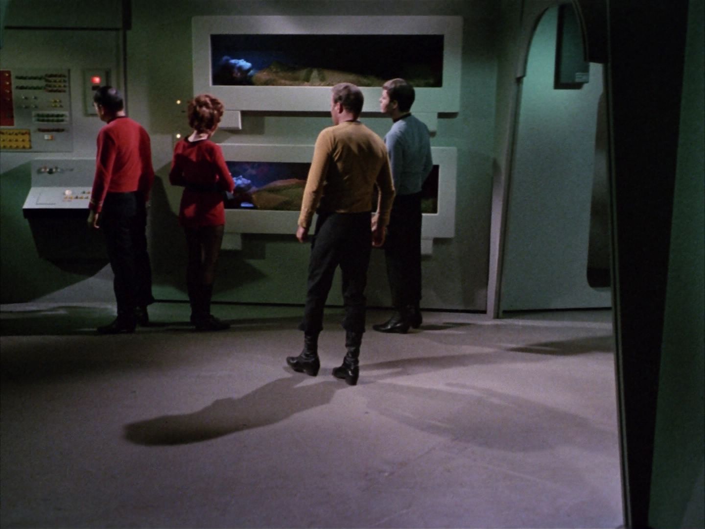 ariane179254_StarTrek_1x22_SpaceSeed_0406.jpg