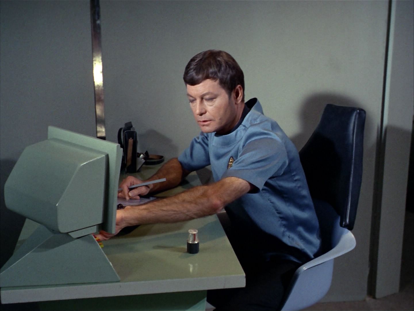 ariane179254_StarTrek_1x22_SpaceSeed_0987.jpg