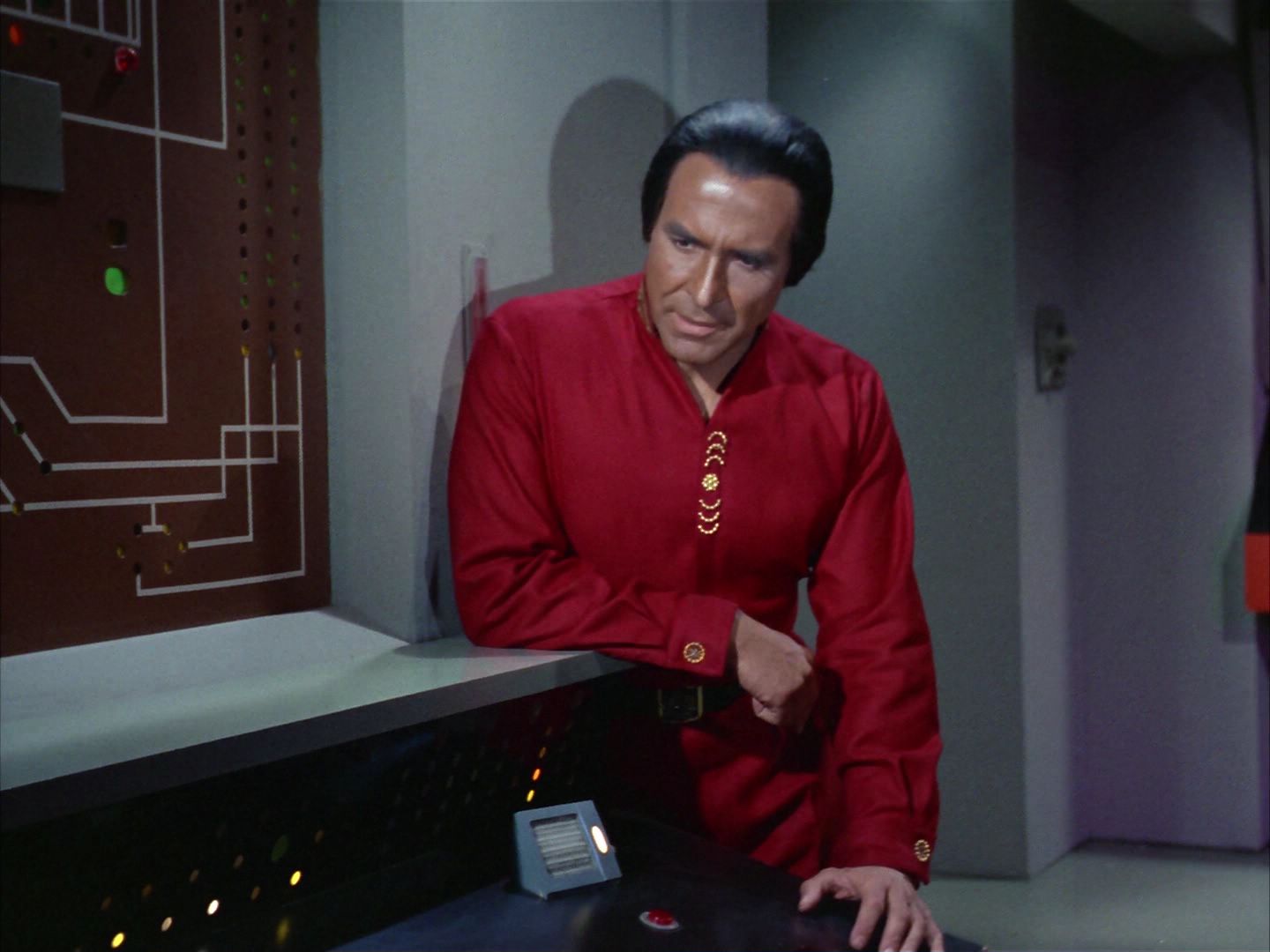 ariane179254_StarTrek_1x22_SpaceSeed_2413.jpg