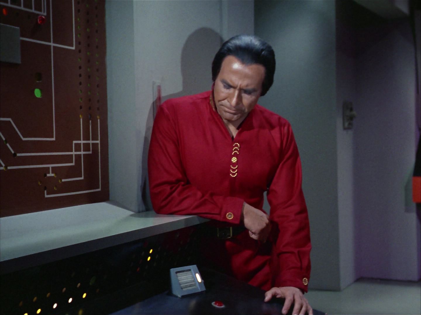 ariane179254_StarTrek_1x22_SpaceSeed_2414.jpg
