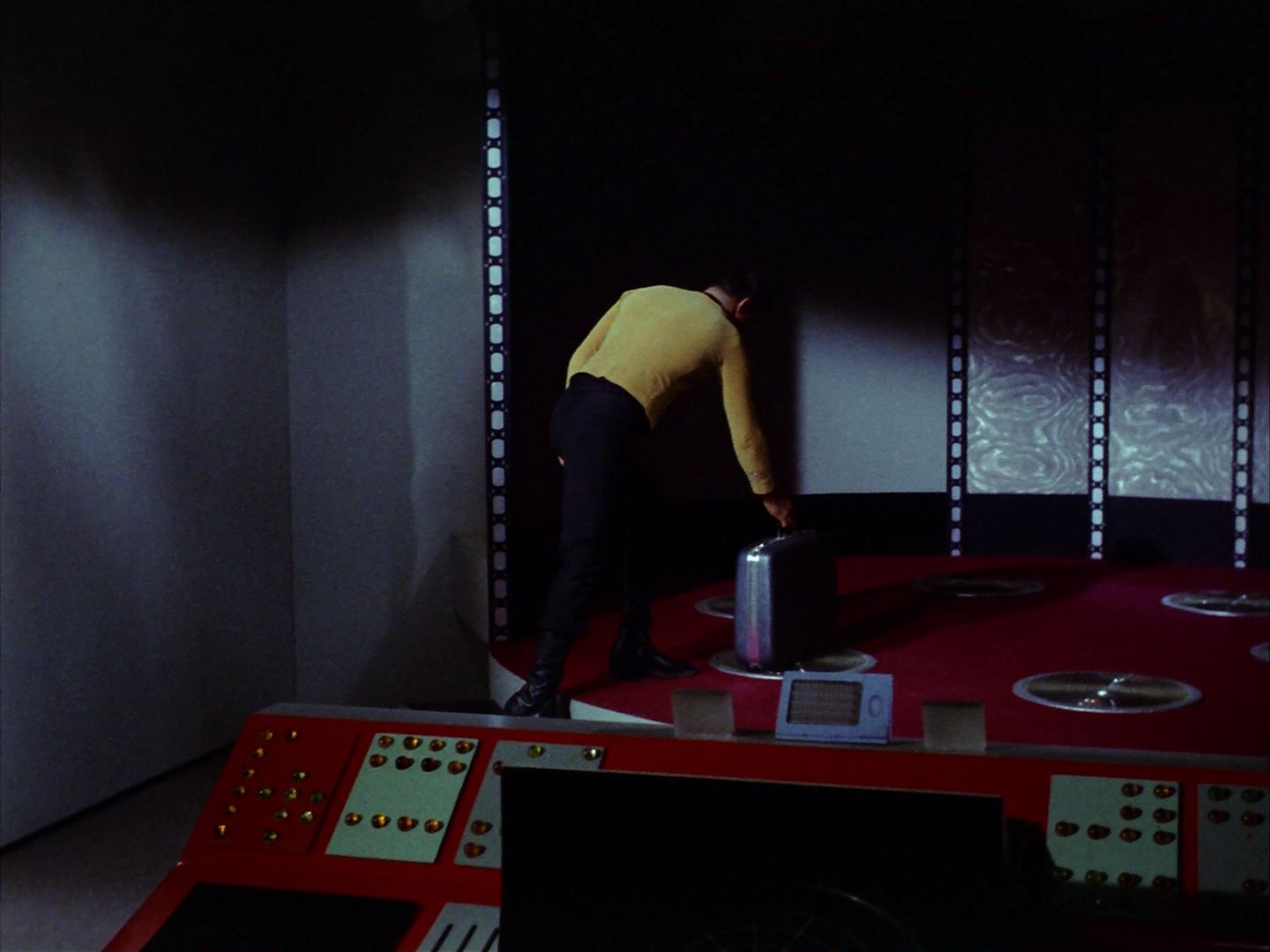 ariane179254_StarTrek_1x24_ThisSideOfParadise_2163.jpg