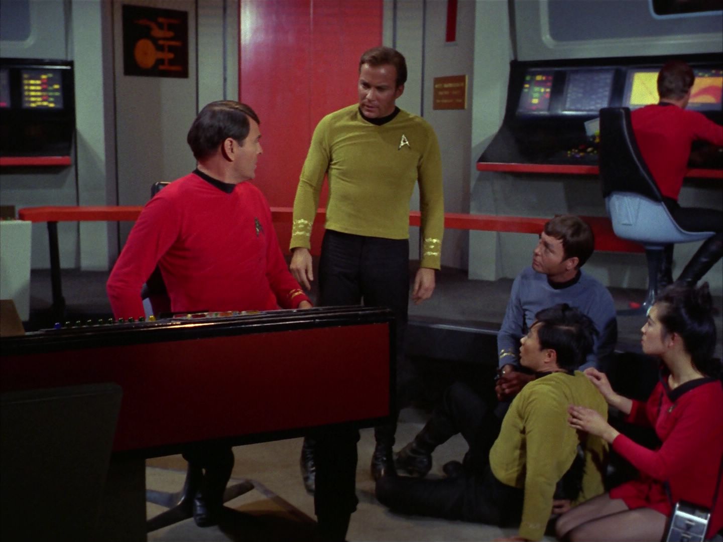 ariane179254_StarTrek_1x28_TheCityOnTheEdgeOfForever_0121.jpg