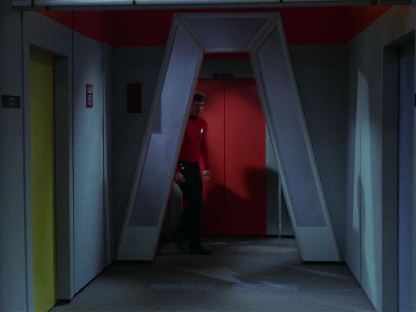 ariane179254_StarTrek_1x28_TheCityOnTheEdgeOfForever_0253.jpg