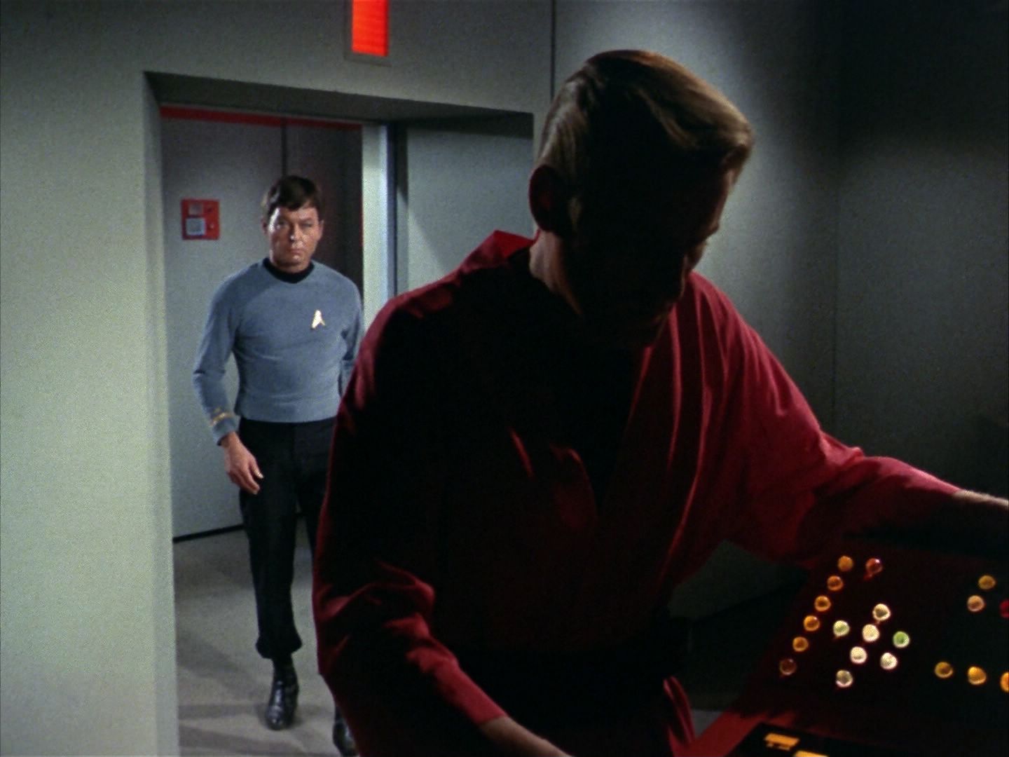 ariane179254_StarTrek_1x28_TheCityOnTheEdgeOfForever_0274.jpg