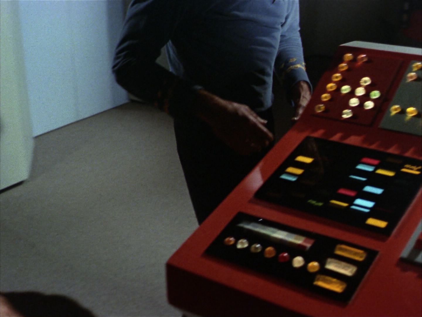ariane179254_StarTrek_1x28_TheCityOnTheEdgeOfForever_0289.jpg