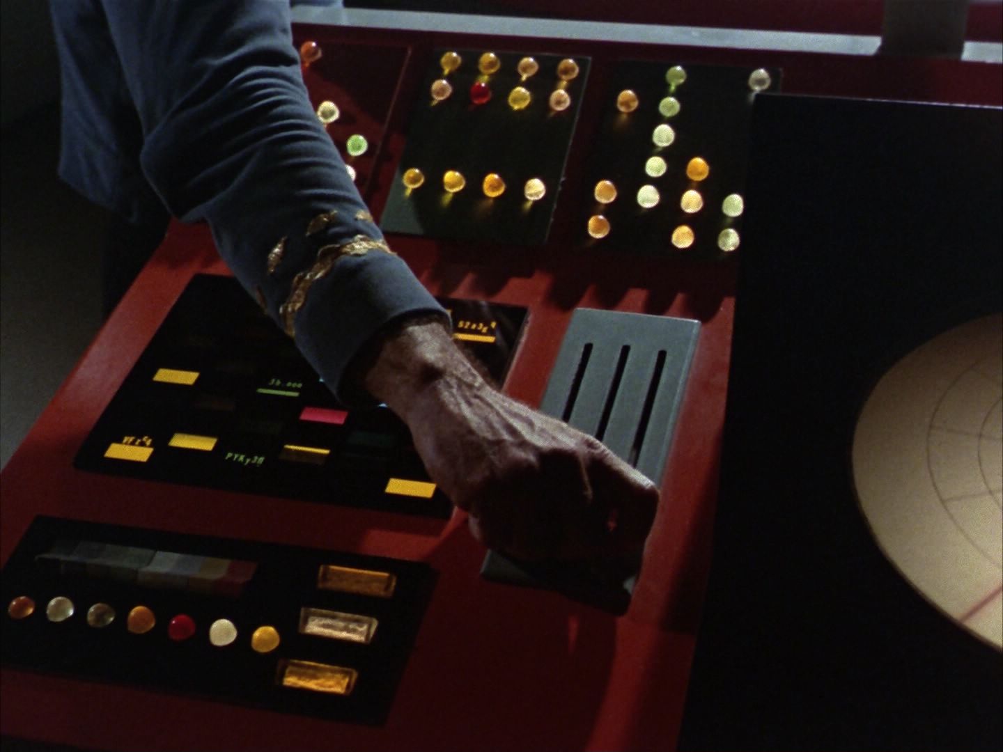 ariane179254_StarTrek_1x28_TheCityOnTheEdgeOfForever_0291.jpg
